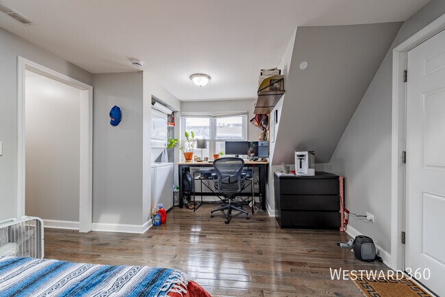 Building Photo - 1733 N Artesian Ave