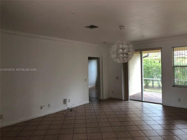 Building Photo - 693 Live Oak Ln