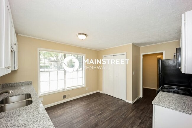 Building Photo - 3 Bedroom Pet-Friendly Home in RIVERDALE, ...