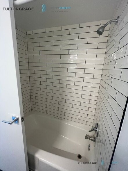 Building Photo - 7621 N Sheridan Rd