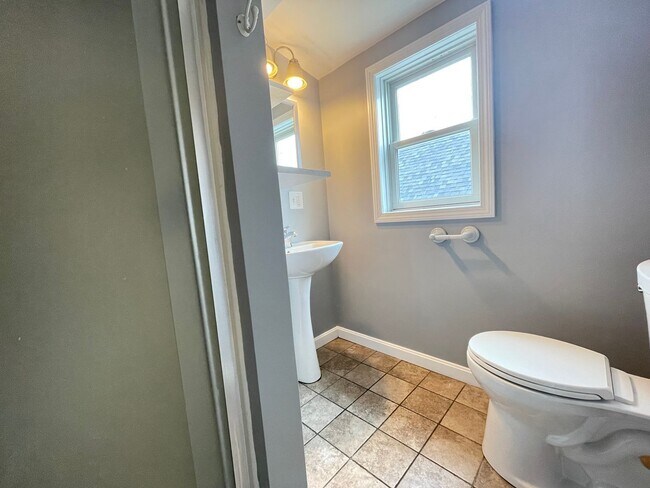 Building Photo - 37 Grove St