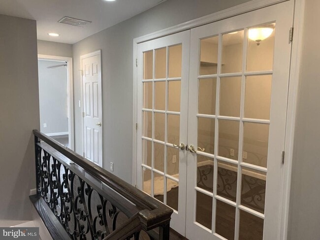 Building Photo - Amazingly renovated 3bd 2.5bth rarely avai...