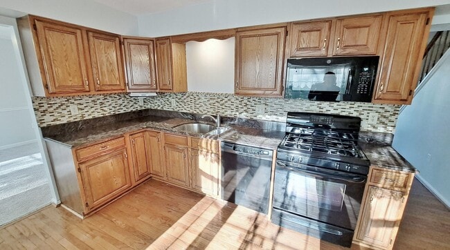 Building Photo - 3 Bed / 3 Bath Single Family Home
