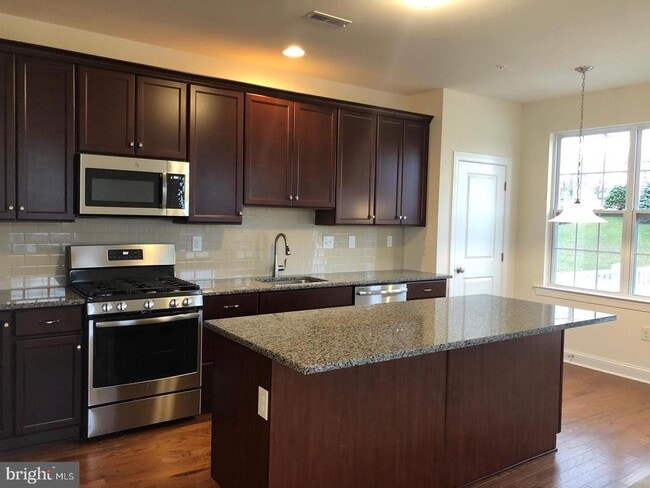Building Photo - 120 Woodwinds Dr
