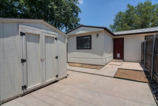 Building Photo - 1615 Westmoor Dr