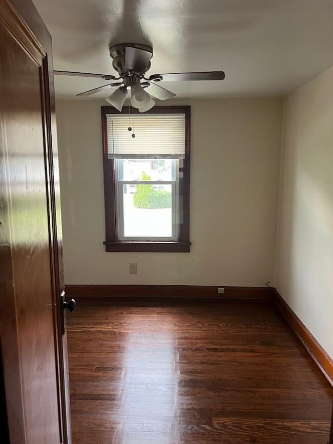 Building Photo - 453 E Kline St