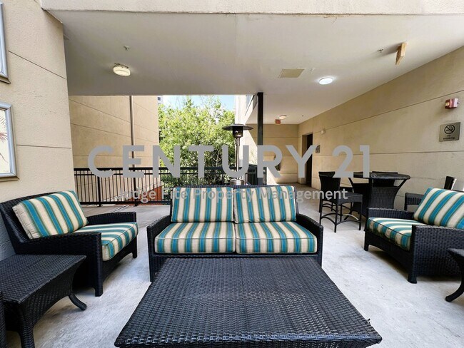 Building Photo - Fantastic Second Floor 1/1.5 Bedroom Condo...