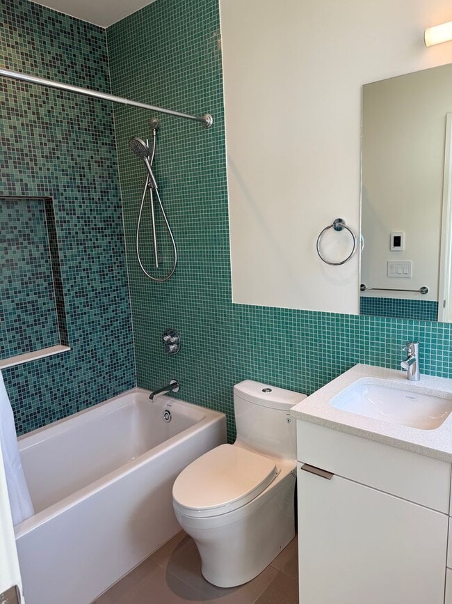 Building Photo - Silver Maple Stunning