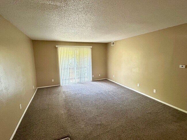 Building Photo - Spacious 2-Bedroom Apartment in a Quiet, Well-Maintained Community