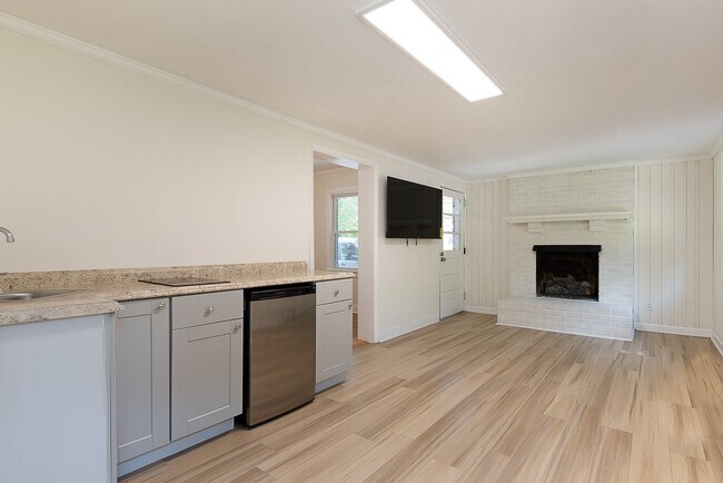 Building Photo - Walking Distance to UNCW