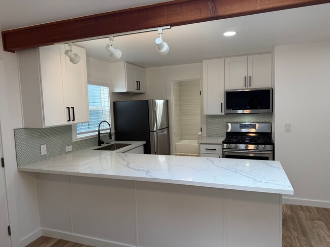 Building Photo - Luxury 2 bedroom 1 bath duplex in a great neighborhood!