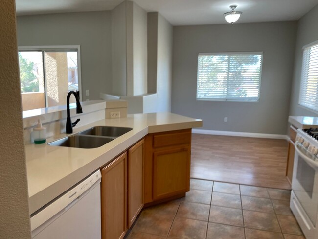 Building Photo - 2 bedroom upgraded condo in Silverado Ranch