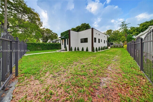 Building Photo - 1021 NW 48th St