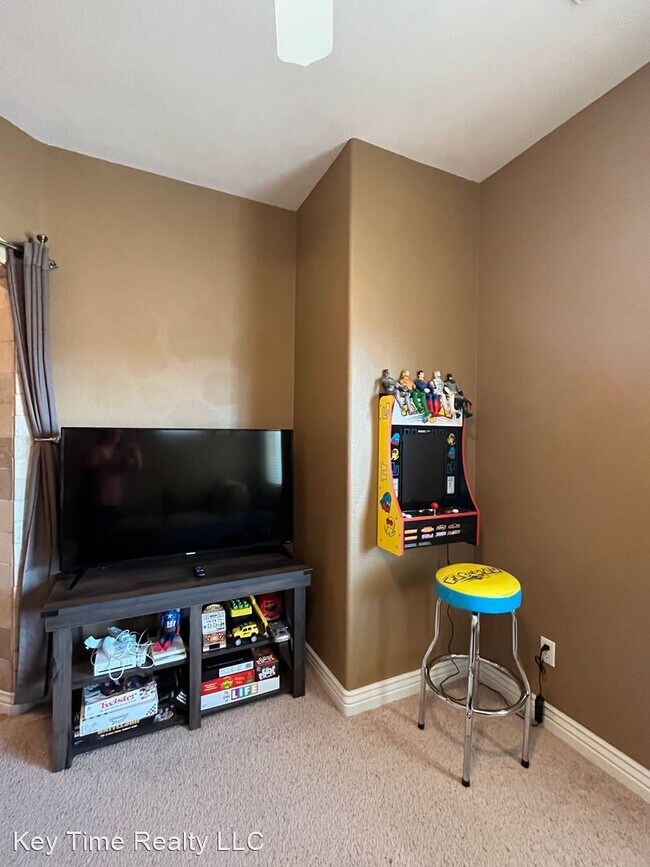 Building Photo - 3 br, 3 bath House - 3575 McCormick Blvd D201