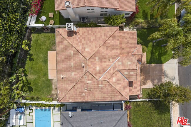 Building Photo - 14321 Hortense St