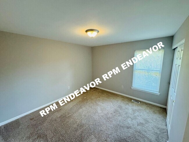 Building Photo - Spacious 4 bedroom, 2.5 bath home availabl...