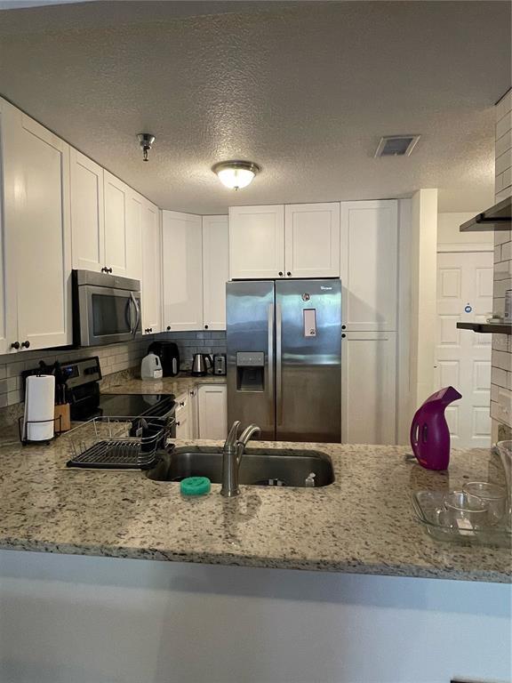 Building Photo - 15215 Amberly Dr