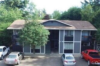 Building Photo - Cute & Spacious 2 Bedroom 1 Bath 4 Plex in...