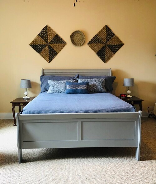 Queen sleigh bed - 2850 Salem Rd