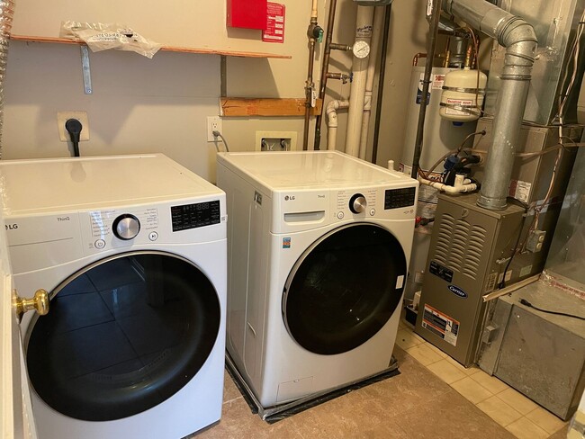 Building Photo - Beautiful 3 Bed 2.5 Bath Interior Townhome...