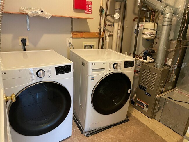 Building Photo - Beautiful 3 Bed 2.5 Bath Interior Townhome In Ashburn Village