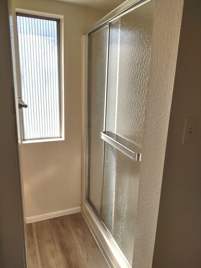 Building Photo - NO HOA- **NEW INTERIOR PAINT AND NEW FLOOR...