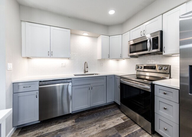 Building Photo - Charming 3 Bed Home Centrally located, Lar...