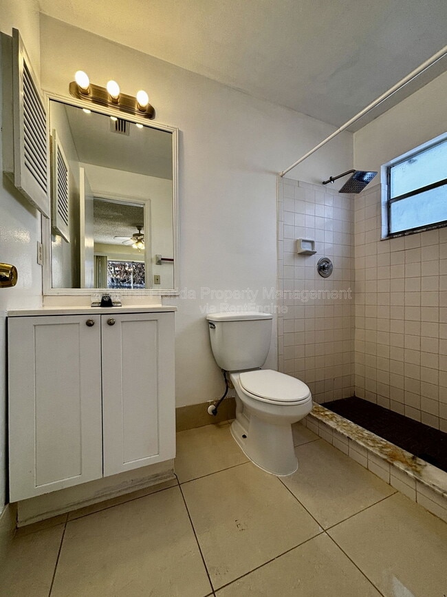 Building Photo - 1209 Roma Ct