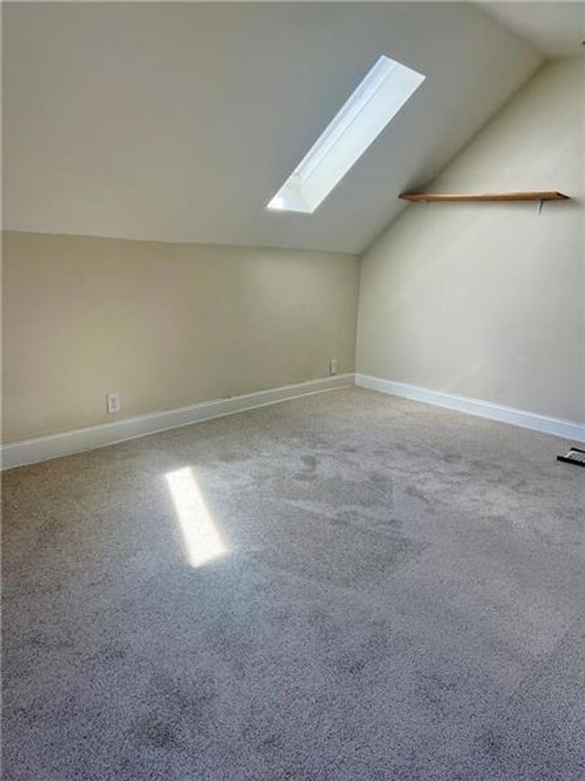 Building Photo - Luxurious 5-Bedroom Rental in the Heart of...