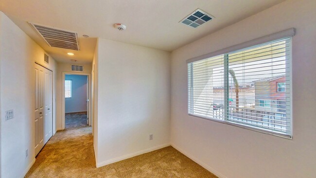 Building Photo - "Spacious 3-Bed Townhouse with Granite Tou...