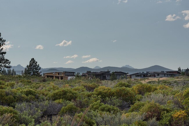 Building Photo - Tetherow!! Amazing Townhome that is fully ...