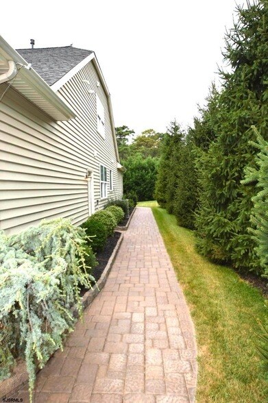 Building Photo - 498 Country Club Dr