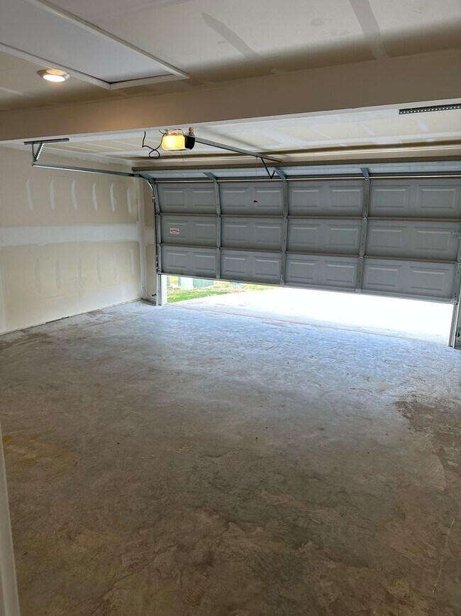 Building Photo - Comfort & Space Await — Modern 4Bed, 2 Bath Home in Cypress Bend