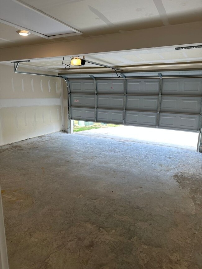 Building Photo - Comfort & Space Await — Pre-Leasing 4BR/2BA in Cypress Bend