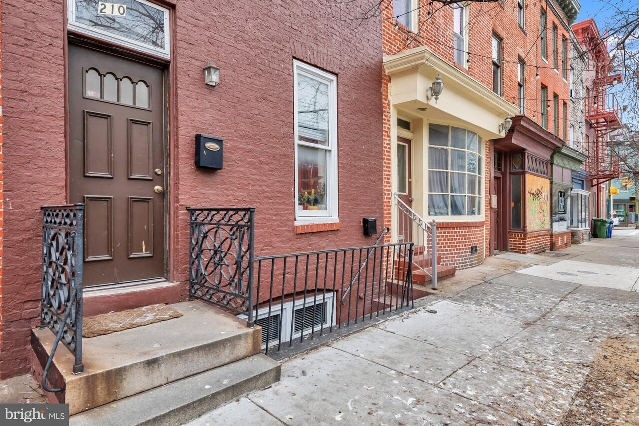 Building Photo - 210 W Read St