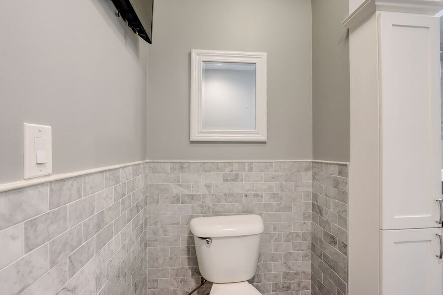 Building Photo - 20 W Ontario St