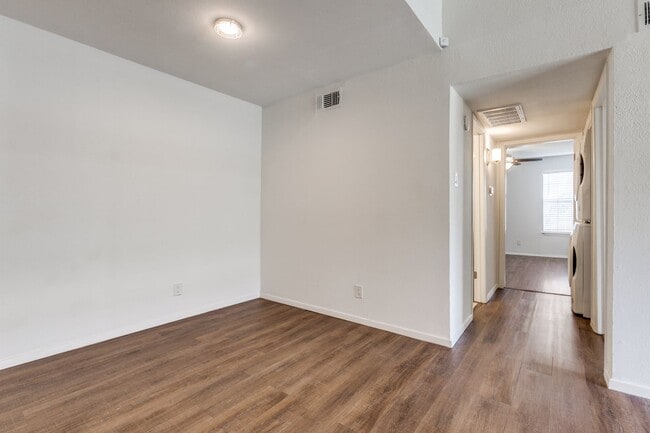 Building Photo - Lock and go GATED COMMUNITY near the night life in Addison. 2br/1ba Condo!