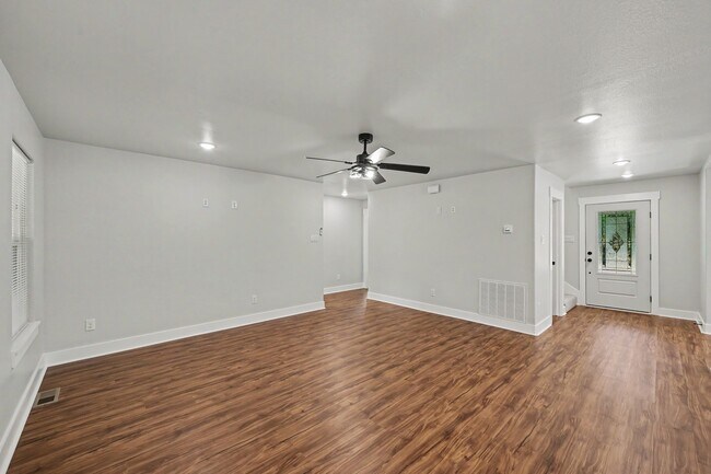 Building Photo - 116 Sun City Ln