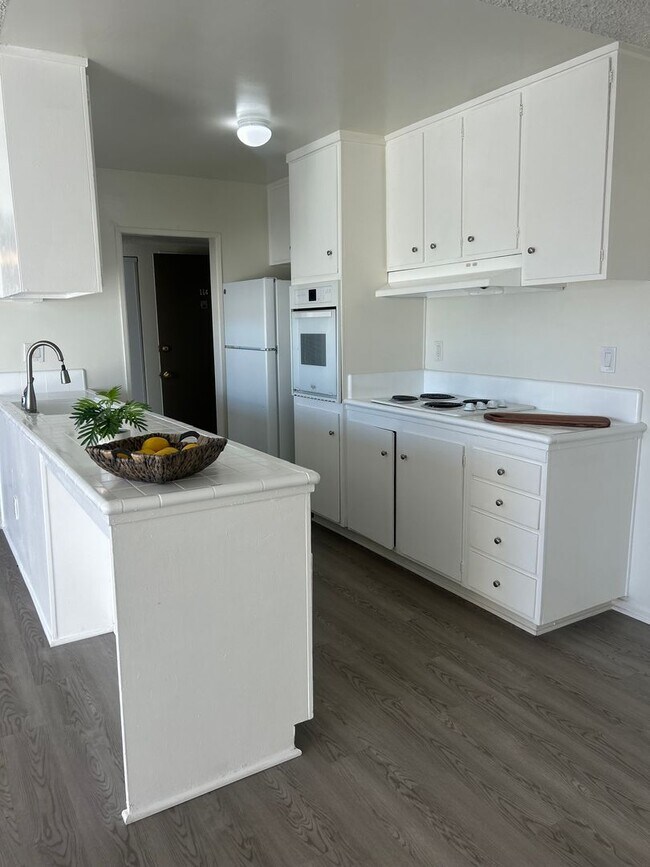 Building Photo - Bright 1 Bed / 1 Bath with Balcony & Pool – Central AC – Pet Friendly!