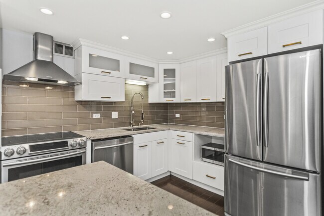 Building Photo - 110 E Delaware Pl
