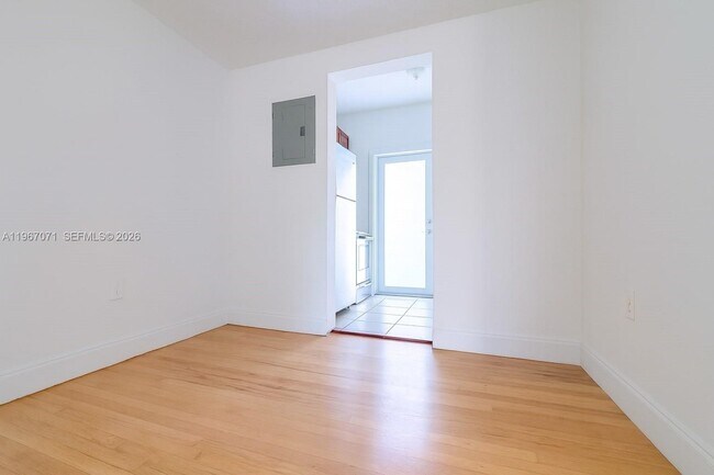 Building Photo - 7207 Bay Dr