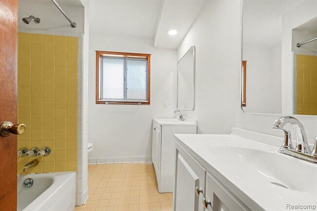 Building Photo - 35656 Saxony Dr