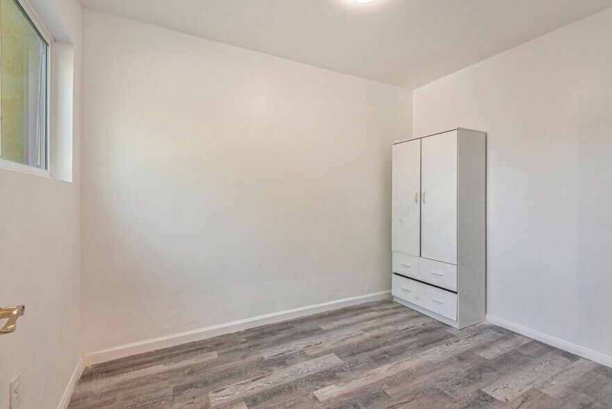 Building Photo - 849 W 43rd St