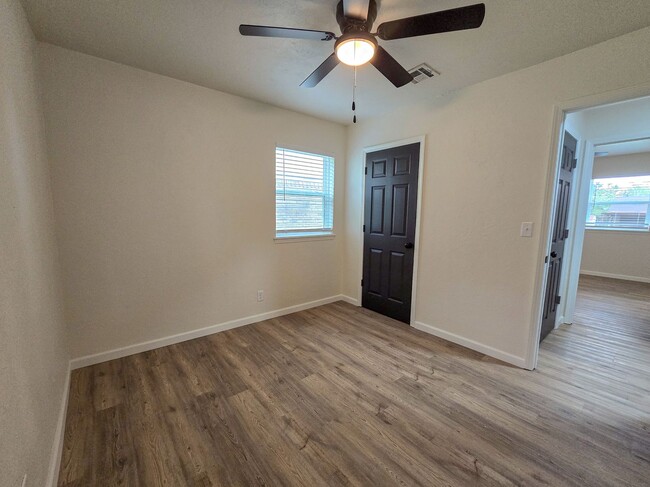 Building Photo - Beautifully remodeled 3 bed 1.5 bath home ...