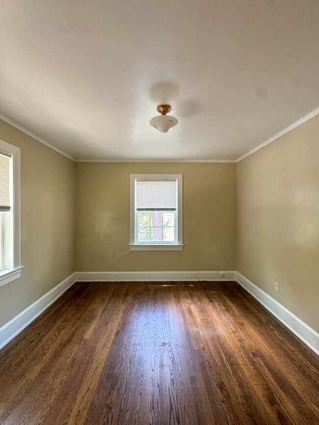 Building Photo - 512 1/2 Westmont Drive