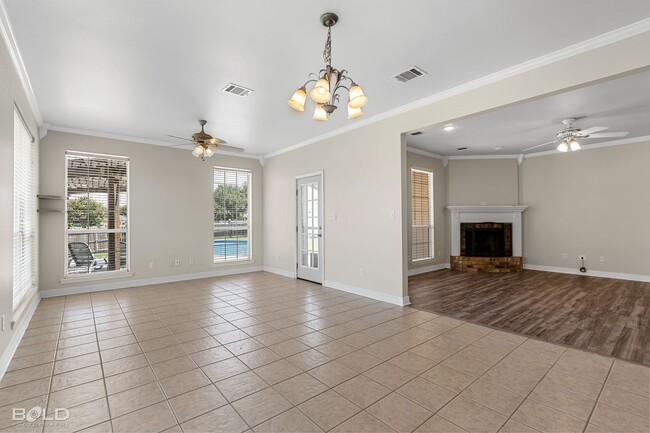 Building Photo - 4 Bedroom 2 Bath with Pool!!!