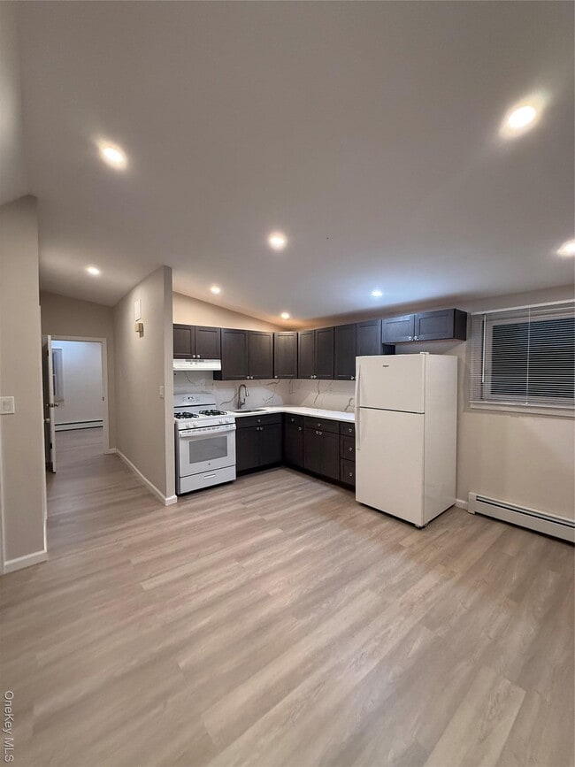 Primary Photo - 1158 Laidlaw Ave