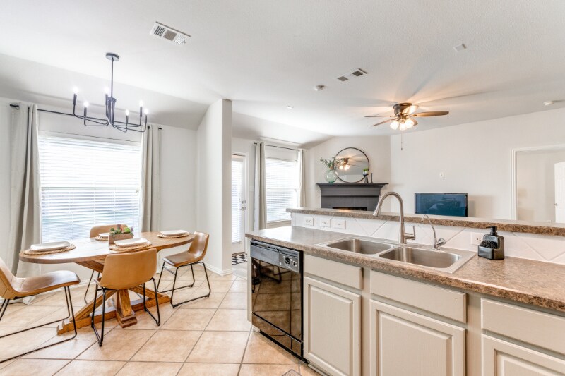 Building Photo - 8421 Green Ash Dr
