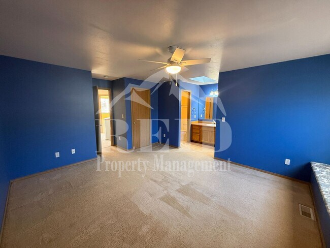 Building Photo - 6037 Sycamore Ln NE