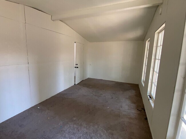 Building Photo - Spacious Visalia home in a well establishe...